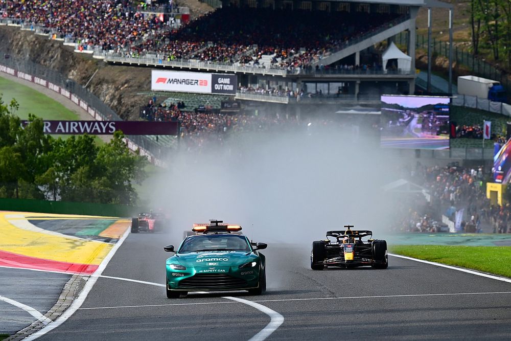 The Safety Car Max Verstappen, Red Bull Racing RB19, Oscar Piastri, McLaren MCL60