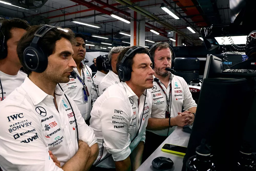 Jerome d'Ambrosio, Director de Desarrollo de Pilotos de Mercedes-AMG, Toto Wolff, Director del Equipo y CEO de Mercedes-AMG, ven los monitores