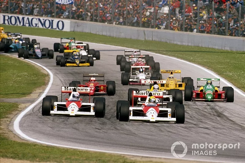 Ayrton Senna lidera a su compa&ntilde;ero de equipo Alain Prost, McLaren MP4 / 5 al inicio
