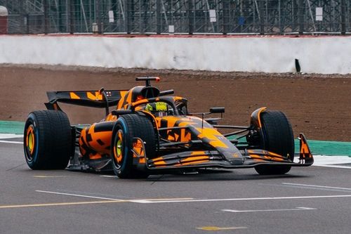 McLaren F1 sorprende y presenta su coche para 2025 con un aspecto camuflado