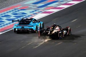 Kuriozalny wypadek Cadillaca. Trzy Ferrari na prowadzeniu