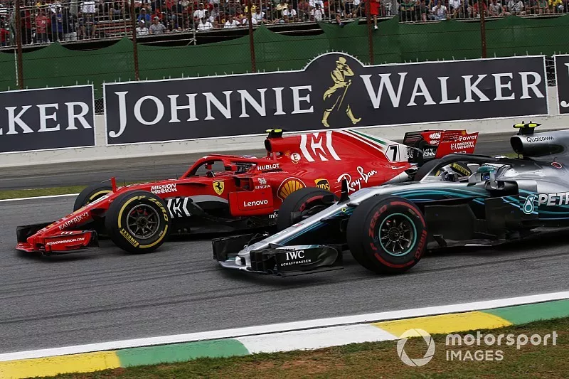 Kimi Raikkonen, Ferrari SF71H et Valtteri Bottas, Mercedes-AMG F1 W09 en lutte