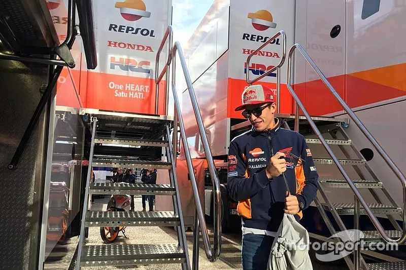 Marc M&aacute;rquez arrive au camion Repsol Honda