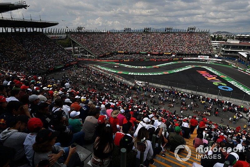 Charles Leclerc, Sauber C37 and Stoffel Vandoorne, McLaren MCL33 
