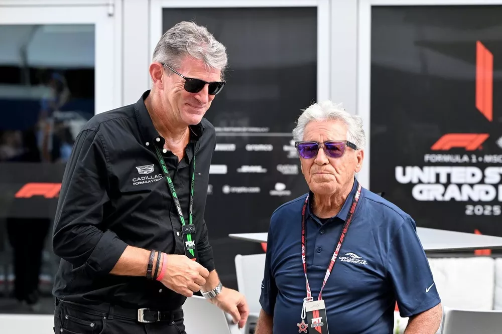 Graeme Lowdon, director de Cadillac Formula 1 Team con Mario Andretti