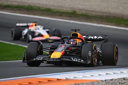 F1 - Verstappen: Luta entre Red Bull e equipe irmã "não deveria acontecer"