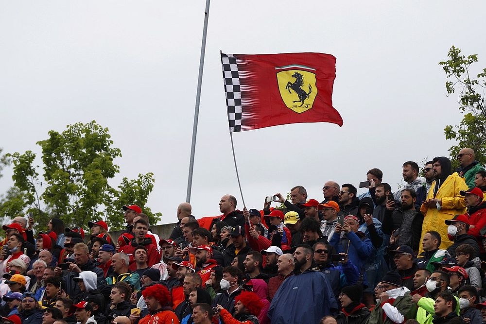 Aficionados de Ferrari en una grada