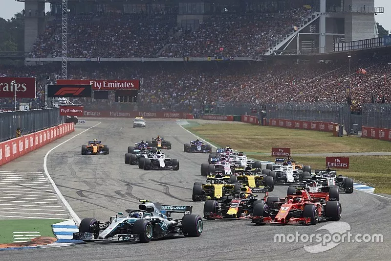 Valtteri Bottas, Mercedes AMG F1 W09, delante de Kimi Raikkonen, Ferrari SF71H, Max Verstappen, Red Bull Racing RB14, Romain Grosjean, Haas F1 Team VF-18, Nico Hulkenberg, Renault Sport F1 Team R.S. 18