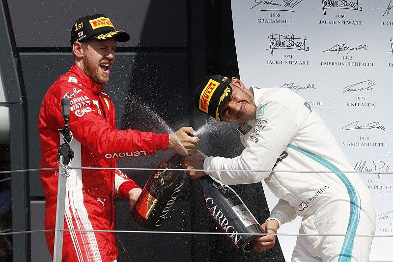 Podio: segundo lugar Lewis Hamilton, Mercedes-AMG F1, ganador de la carrera Sebastian Vettel, Ferrari