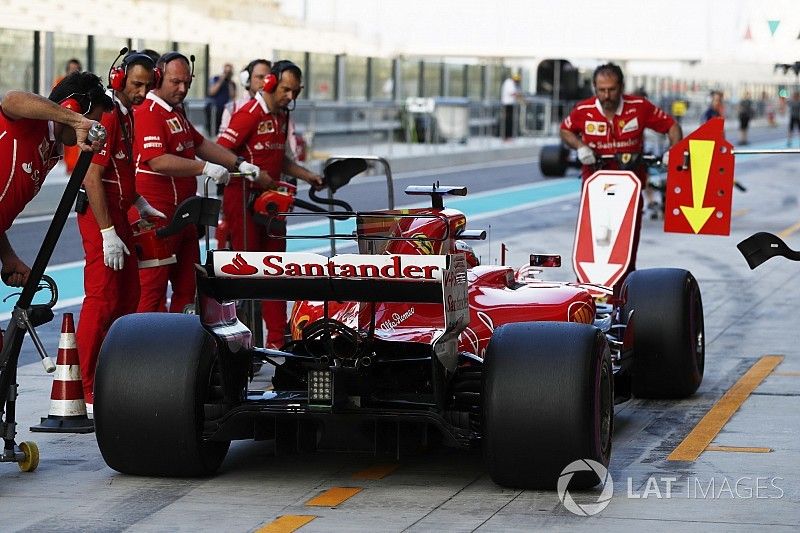 Kimi Raikkonen, Ferrari SF70H, pit stop action