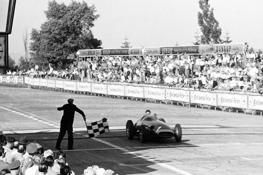 Juan Manuel Fangio, Maserati 250F toma la bandera a cuadros
