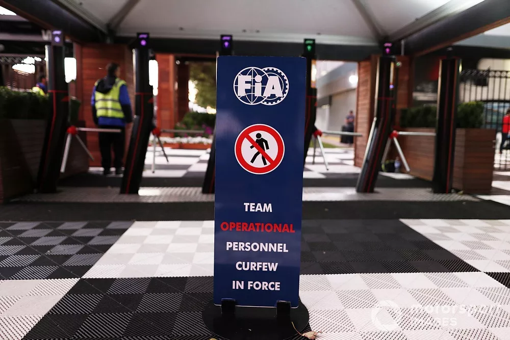 El letrero est&aacute;ndar de toque de queda nocturno fuera de las puertas de entrada de paddock
