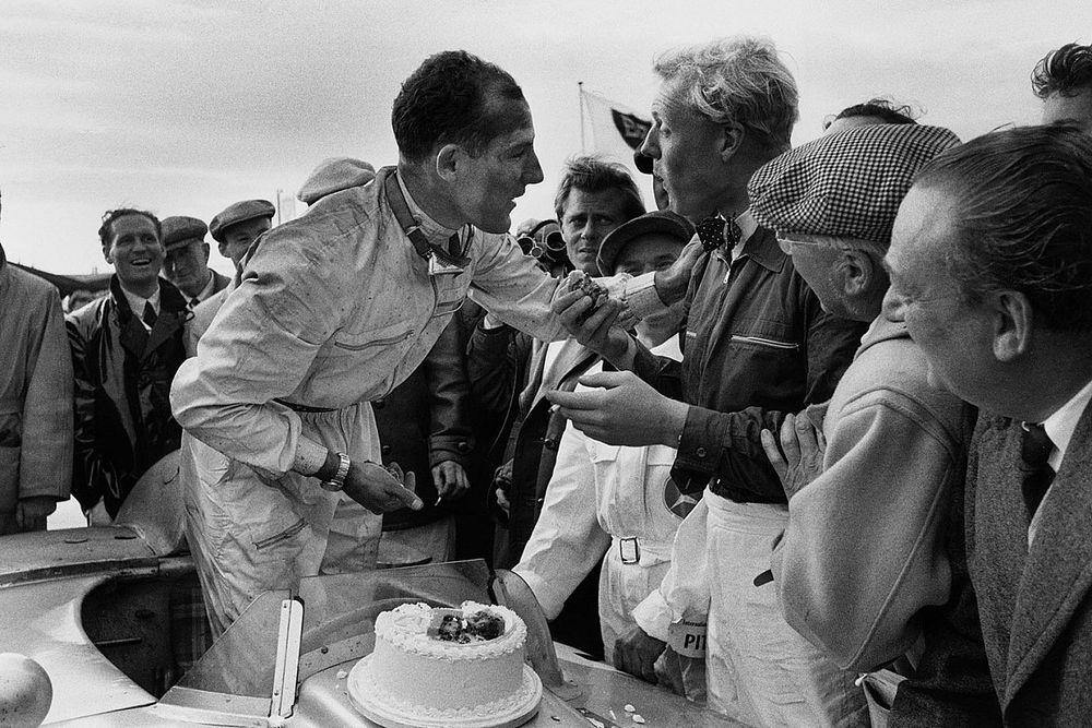 Stirling Moss, Mercedes-Benz 300SLR con Mike Hawthorn come el pastel de cumpleaños de Moss después de la carrera