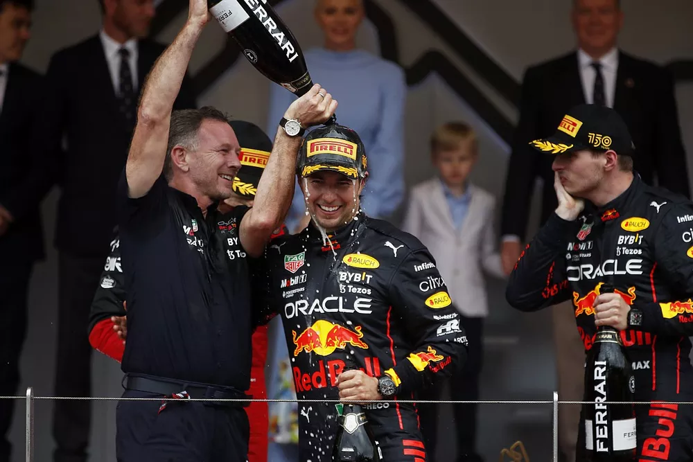 Christian Horner, Team Principal, Red Bull Racing, versa champagne su Sergio Perez, Red Bull Racing, 1&deg; posizione, sul podio