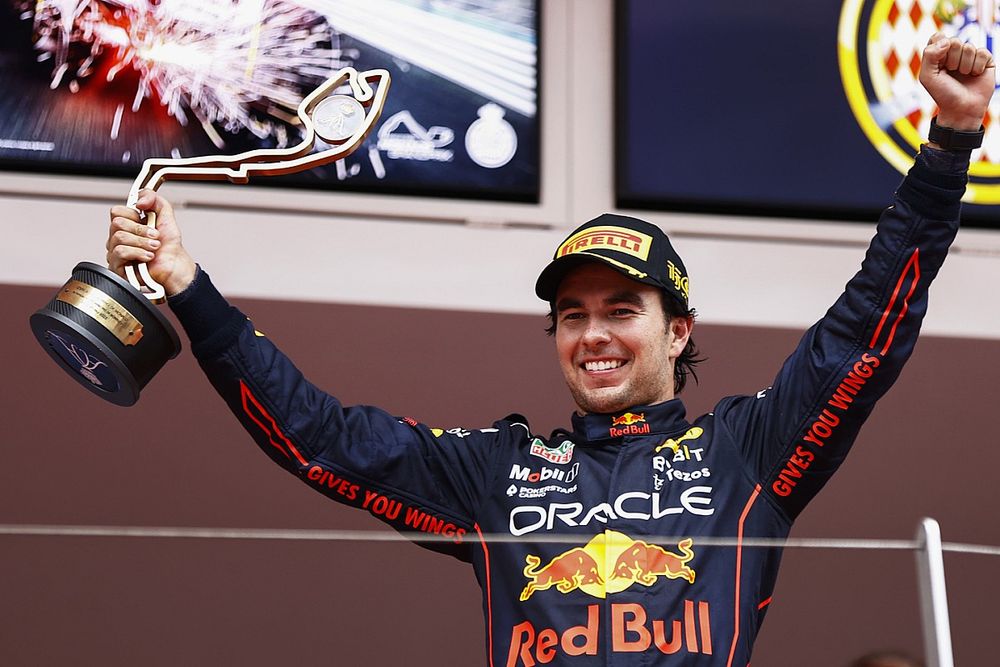 Podio: ganador de la carrera Sergio Pérez, Red Bull Racing