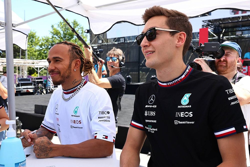 George Russell, Mercedes-AMG, Lewis Hamilton, Mercedes-AMG firmando aut&oacute;grafos