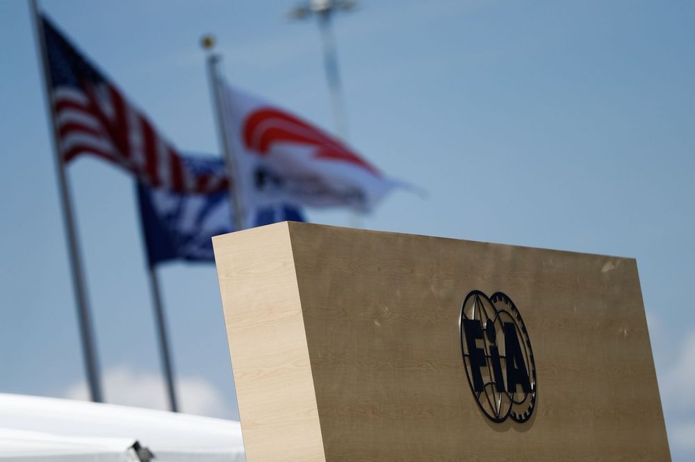 El logotipo de la FIA delante de una bandera estadounidense