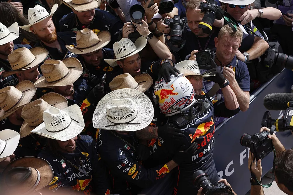 Max Verstappen, Red Bull Racing, f&ecirc;te sa victoire avec son &eacute;quipe