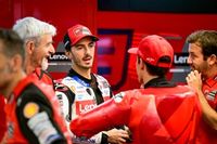 Ducati no puede permitir que "Bagnaia perciba que est&aacute;n enamorados de M&aacute;rquez"