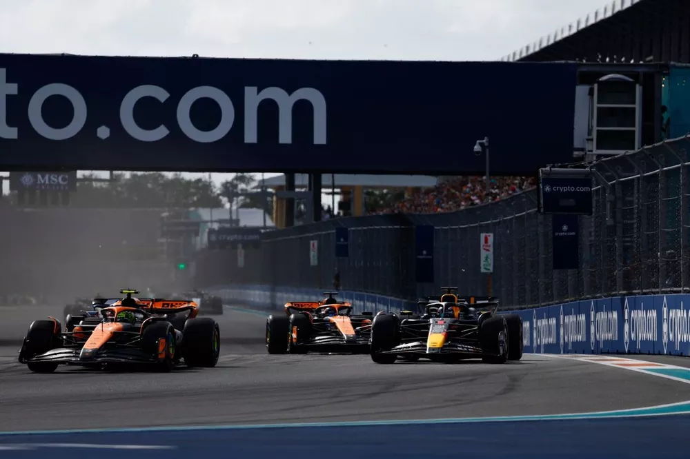 Lando Norris, McLaren MCL38, Max Verstappen, Red Bull Racing RB20, Oscar Piastri, McLaren MCL38