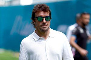 Alonso: Con el caso Newey, están intentando desestabilizar a Red Bull