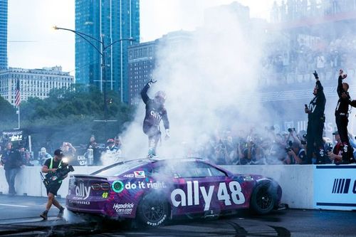 NASCAR Cup Chicago: Alex Bowman se impone en una alocada carrera contrarreloj