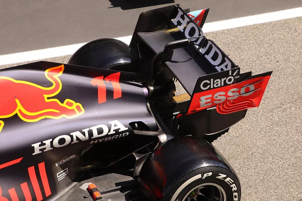 Gros plan sur l'aileron arri&egrave;re de la Red Bull Racing RB16B de Sergio Perez
