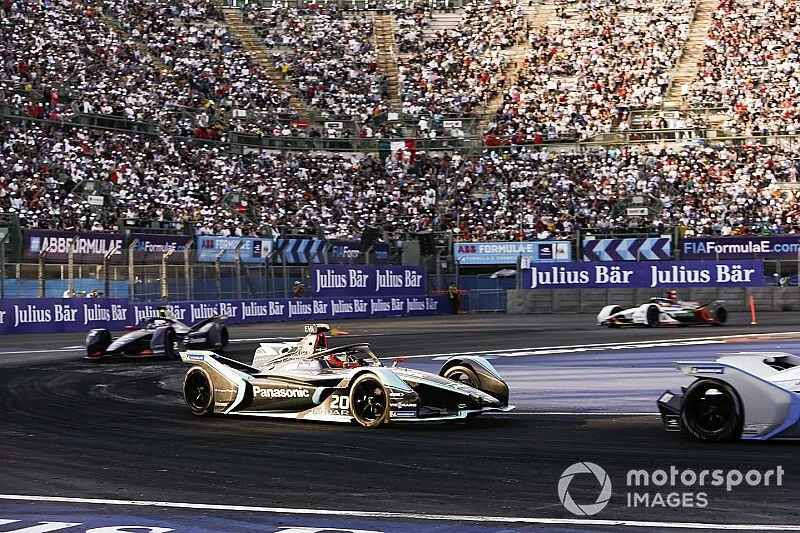 Mitch Evans, Panasonic Jaguar Racing, Jaguar I-Type 3 Sam Bird, Envision Virgin Racing, Audi e-tron FE05 who is in attack mode