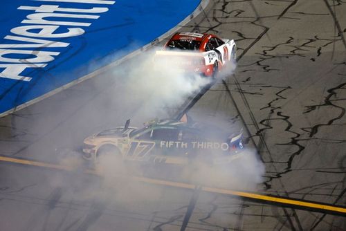 Dentro del caos que defini&oacute; el &uacute;ltimo puesto de los playoffs de NASCAR