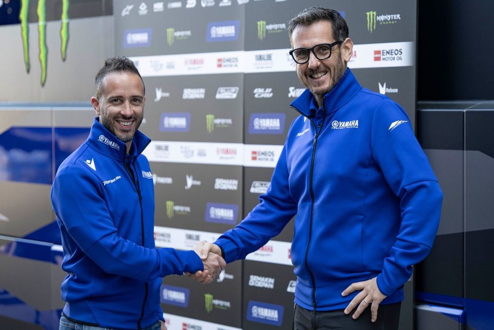 Andrea Dovizioso, piloto de testes da Yamaha Factory Racing e conselheiro de desempenho do piloto, Paolo Pavesio,
Diretor Administrativo da Yamaha Motor Racing