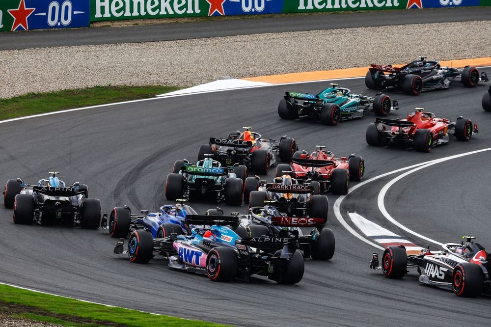 Sergio Perez, Red Bull Racing RB19, Charles Leclerc, Ferrari SF-23, Lance Stroll, Aston Martin AMR23, Oscar Piastri, McLaren MCL60, Pierre Gasly, Alpine A523, o restante da equipe na largada
