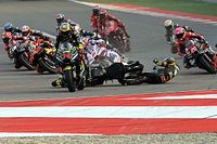 La bronca de Bezzecchi por ser chocado otra vez en la primera curva