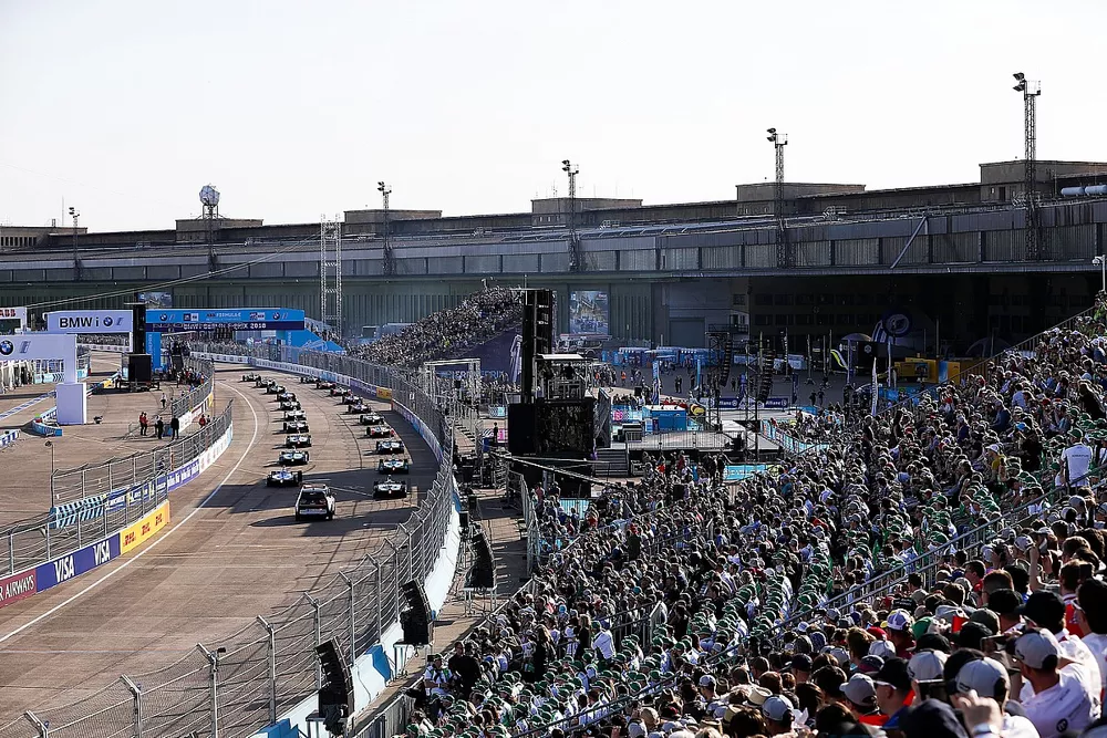 I piloti si schierano in griglia prima della partenza dell'ePrix di Berlino