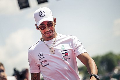 VIDEO: Hamilton recoge basura en la playa