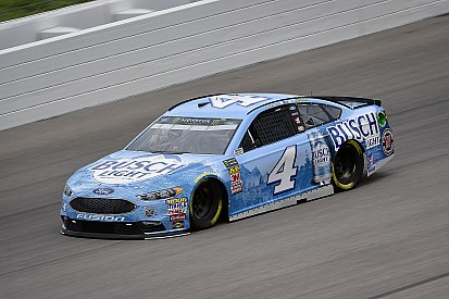 Kevin Harvick logra la pole en Kansas y Suárez en 14°
