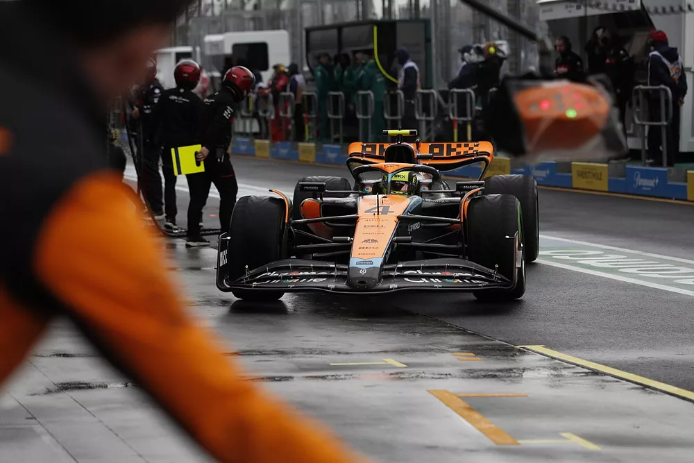 Lando Norris, McLaren MCL60, dans les stands
