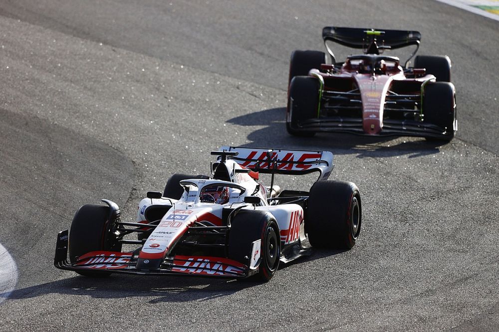 Kevin Magnussen, Haas VF-22, Carlos Sainz, Ferrari F1-75