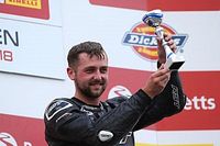 Piloto de Superbike britânico Ben Godfrey morre após acidente em Donington Park