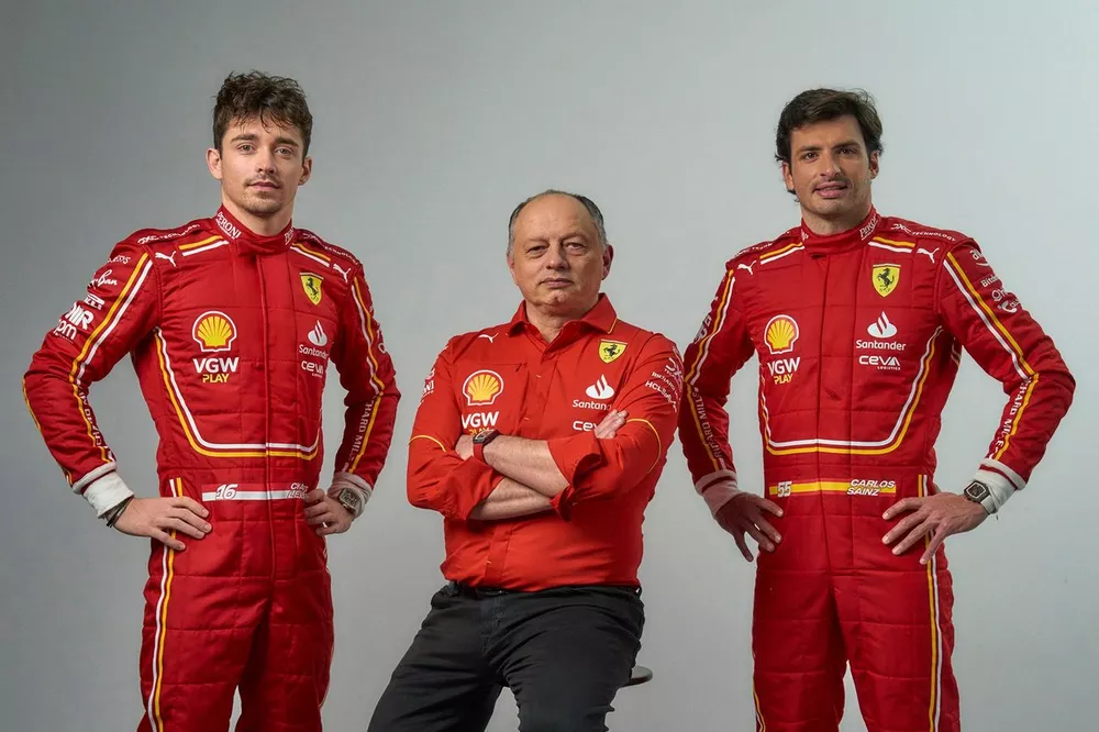 Charles Leclerc, Frederic Vasseur, Director del equipo y Director General, Scuderia Ferrari, Carlos Sainz, Ferrari