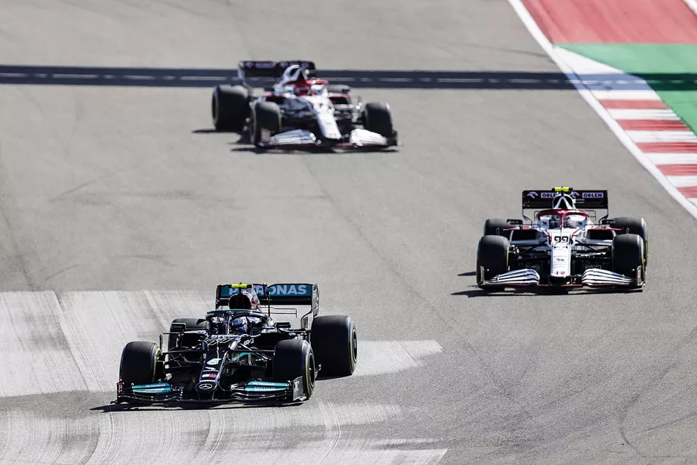 Valtteri Bottas, Mercedes W12, Antonio Giovinazzi, Alfa Romeo Racing C41, en Kimi Raikkonen, Alfa Romeo Racing C41.
