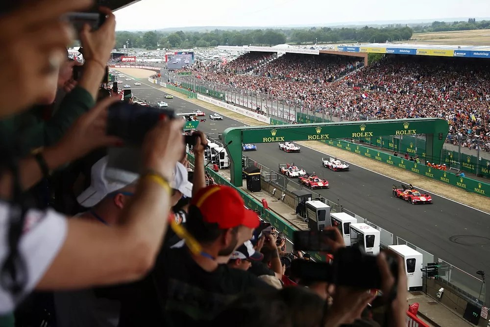 Le d&eacute;part des 24 Heures du Mans 2023