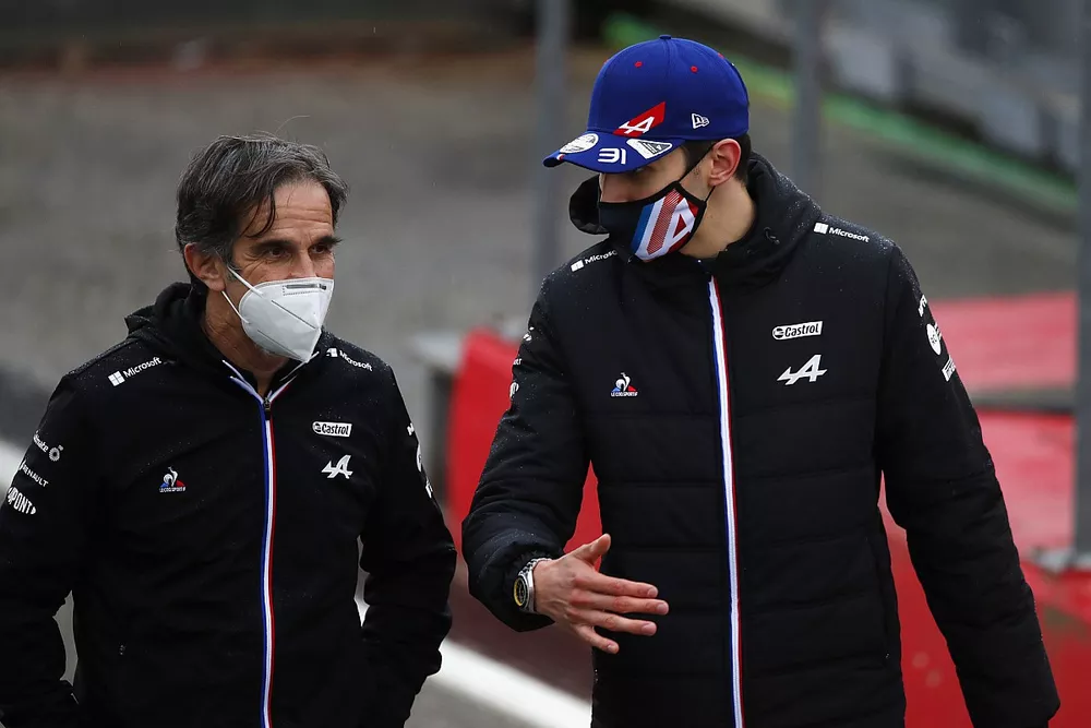 Davide Brivio, directeur de la comp&eacute;tition, Alpine F1, et Esteban Ocon, Alpine F1
