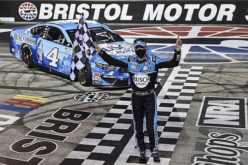 Kevin Harvick derrotó a Kyle Busch en Bristol