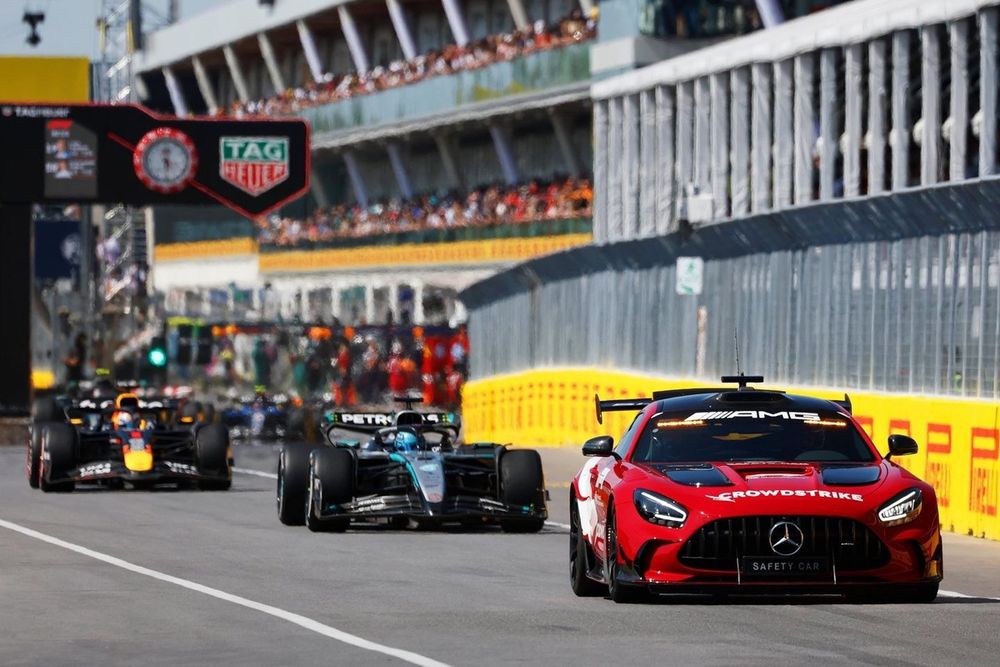 O Safety Car da FIA no campo 