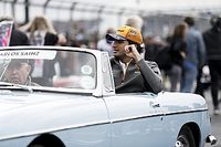 Sainz se veng&oacute; en pista del "trolleo" de Ricciardo en el paddock