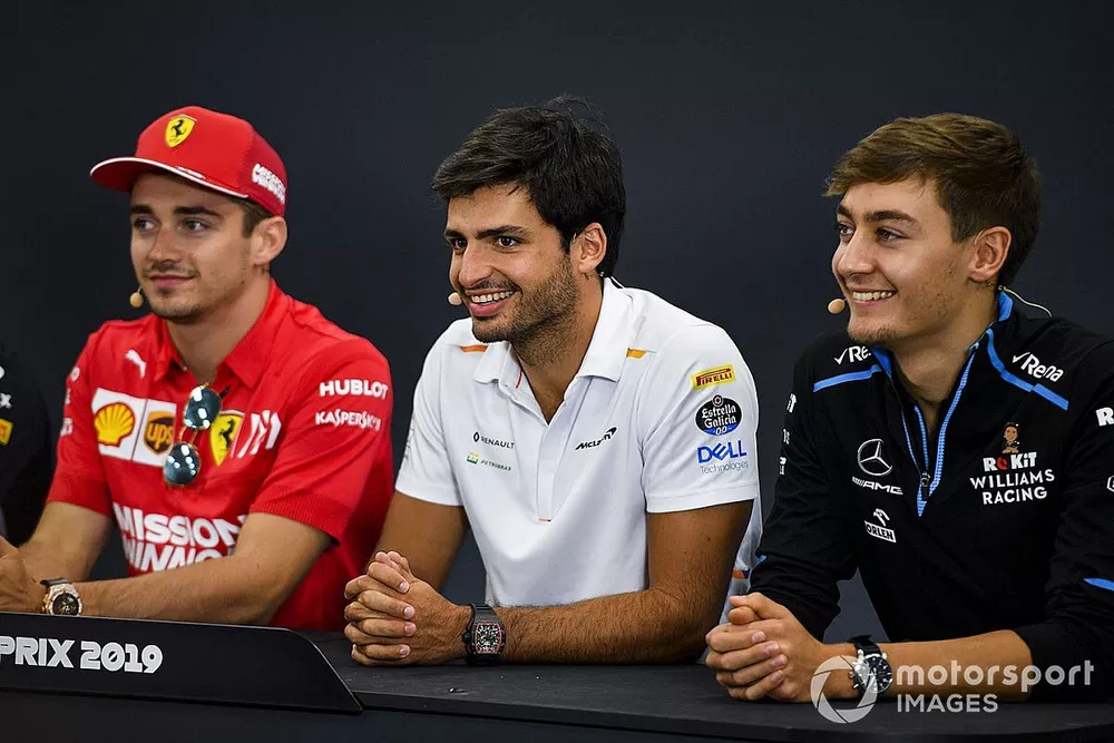 Charles Leclerc, Ferrari, Carlos Sainz Jr., McLaren y George Russell, Williams Racing en la Conferencia de Prensa