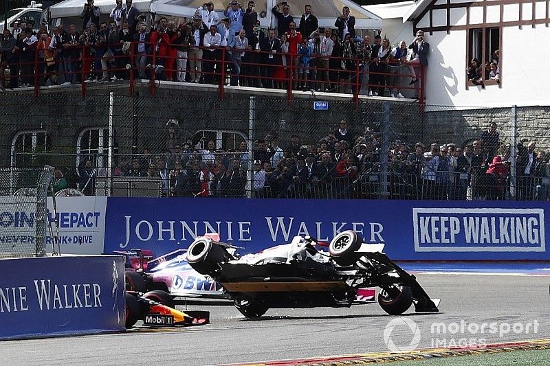 Charles Leclerc, Ferrari SF90, lidera Sebastian Vettel, Ferrari SF90, Lewis Hamilton, Mercedes AMG F1 W10 y Valtteri Bottas, Mercedes AMG W10, mientras que Kimi Raikkonen, Alfa Romeo Racing C38 es volcado por Max Verstappen, Red Bull Racing RB15. 