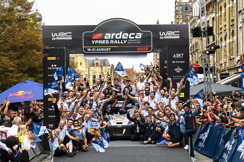 Winners Ott Tanak, Martin Jarveoja, Hyundai World Rally Team Hyundai i20 N Rally1 with the team