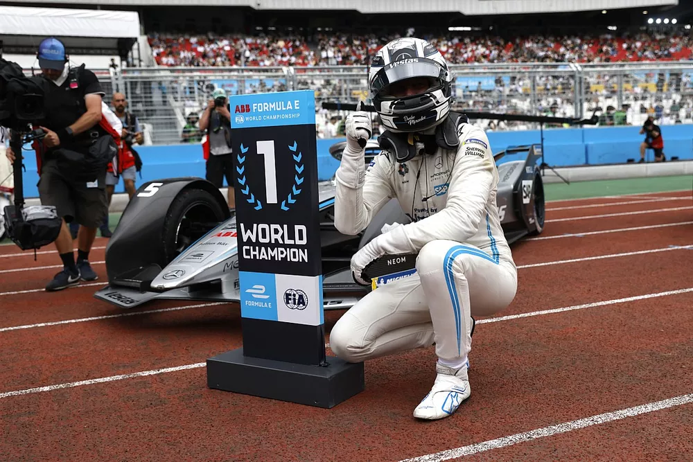 Il neo-campione del mondo Stoffel Vandoorne, Mercedes-Benz EQ, festeggia in Parc Ferme