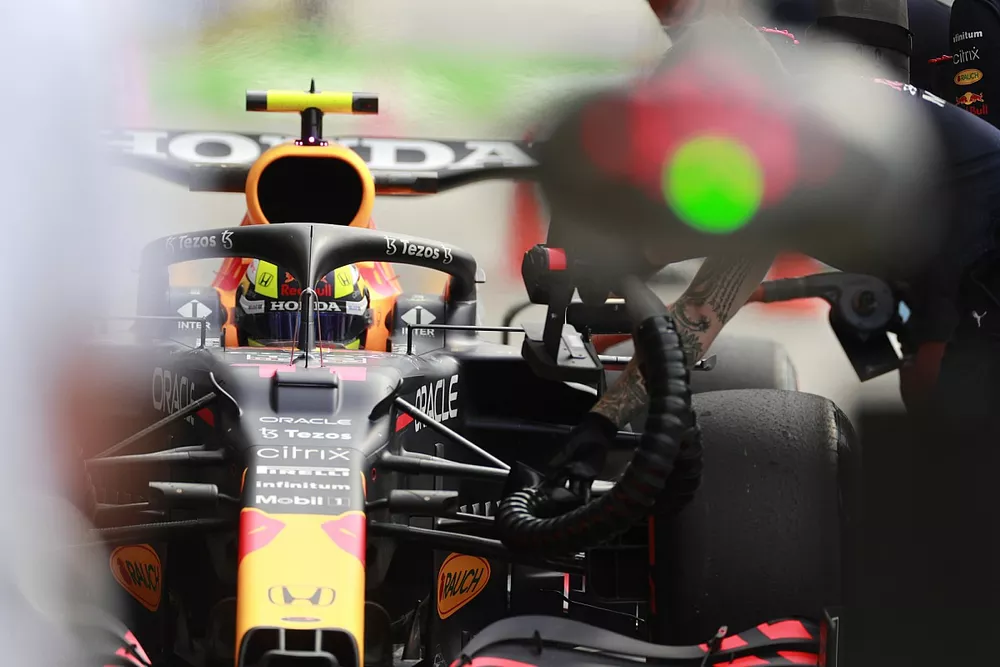 Sergio P&eacute;rez, Red Bull Racing RB16B, en el pit lane